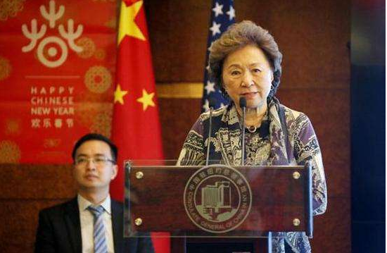 詹永信大使出席“中国时尚丝绸展”开幕式